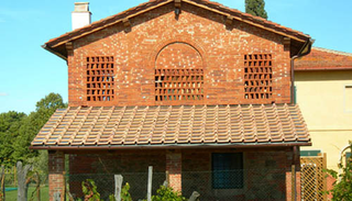 Illustration for article titled A Traditional Terracotta Roof That Happens to Harness the Sun